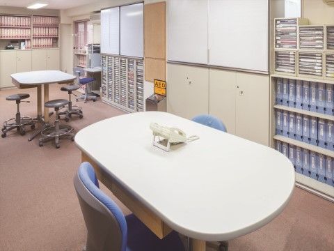 「ニチイホーム 仲町台」の健康管理室。健康管理のお手伝いをしている。