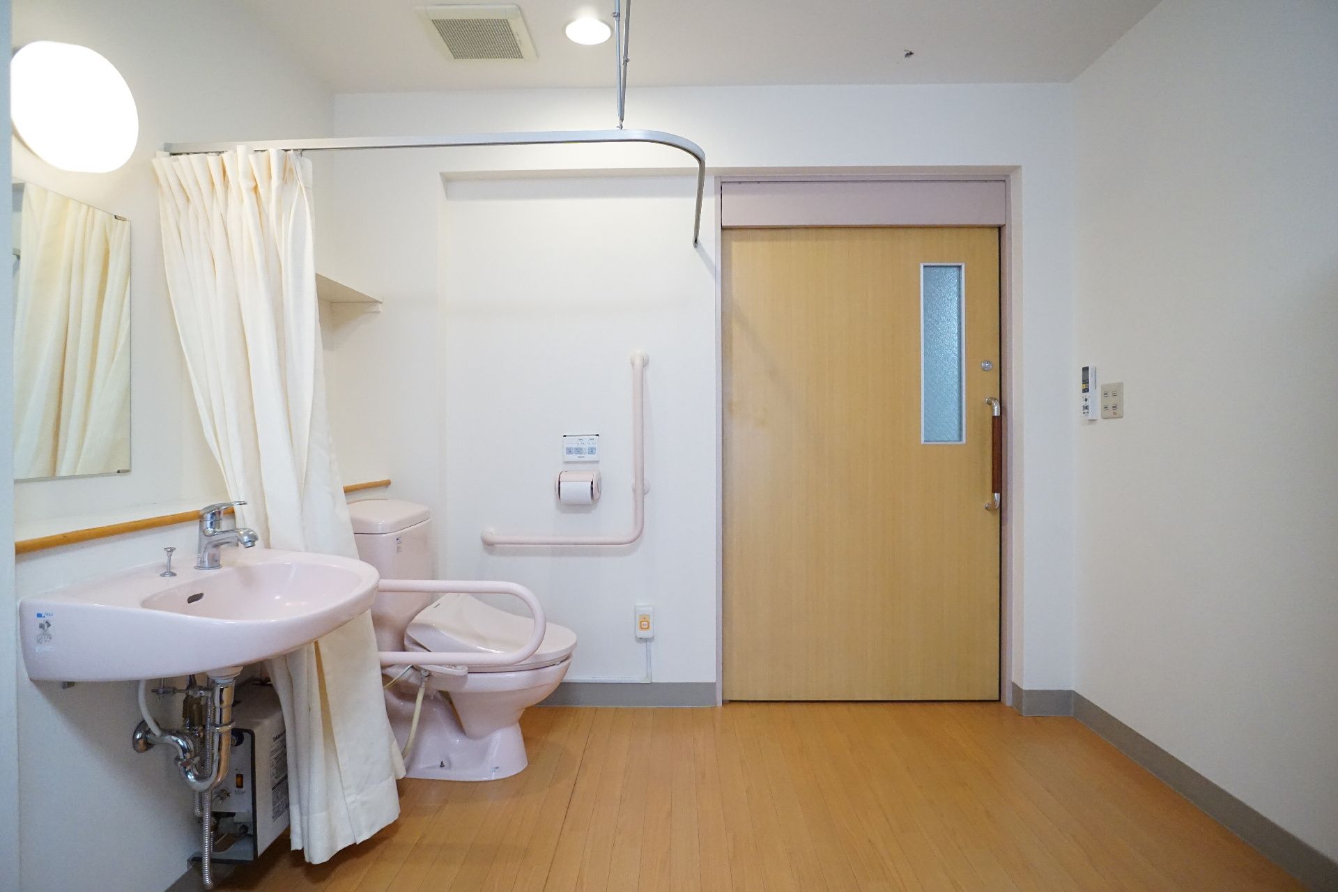 バリアフリー化され、手すりが設置され段差が解消されているトイレ