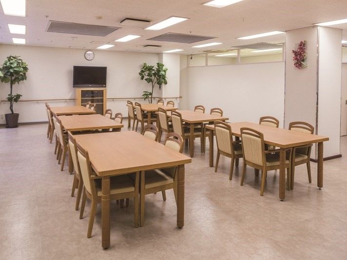 「ニチイホーム 仲町台」のリビング＆ダイニング。食事やレクリエーションを行うスペース。