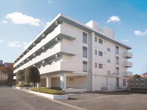 「ニチイホーム 仲町台Ⅱ番館」の外観。白を基調としたシンプルなデザインの建物。