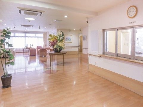「ニチイホーム 仲町台Ⅱ番館」のエントランスホール。バリアフリー構造の玄関口。