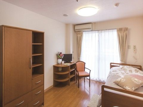 「ニチイホーム 仲町台Ⅱ番館」の居室。暖房便座機能付トイレやエアコンを完備している居室。