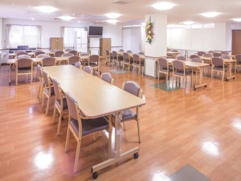 「ニチイホーム 仲町台Ⅱ番館」のリビング＆ダイニング。交流の場としても利用できる食堂。