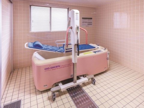 「ニチイホーム 仲町台Ⅱ番館」の特別浴室。入浴の介助用設備がある。