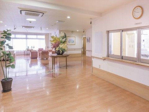 「ニチイホーム 仲町台Ⅱ番館」のエントランスホール。館内に手すりを設けている。