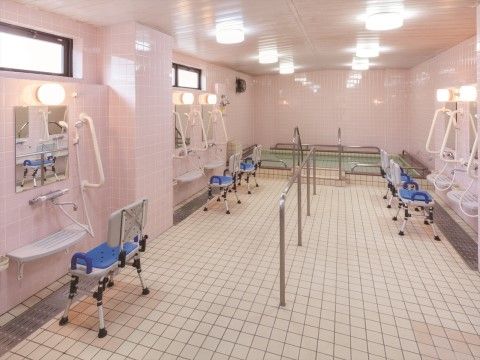 「ニチイホーム 仲町台Ⅱ番館」の一般浴室。ゆったりと入浴できる浴室。