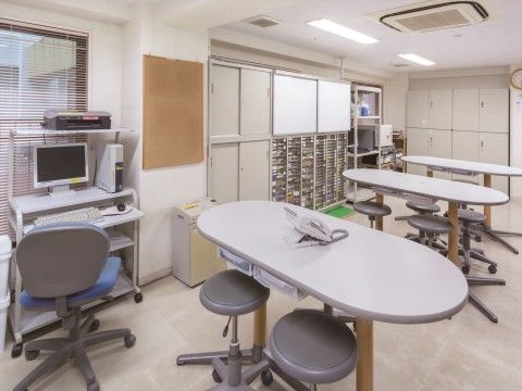 「ニチイホーム 仲町台Ⅱ番館」の健康管理室。健康のお手伝いをしている。