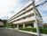屋内駐車場を設けた4階建ての施設