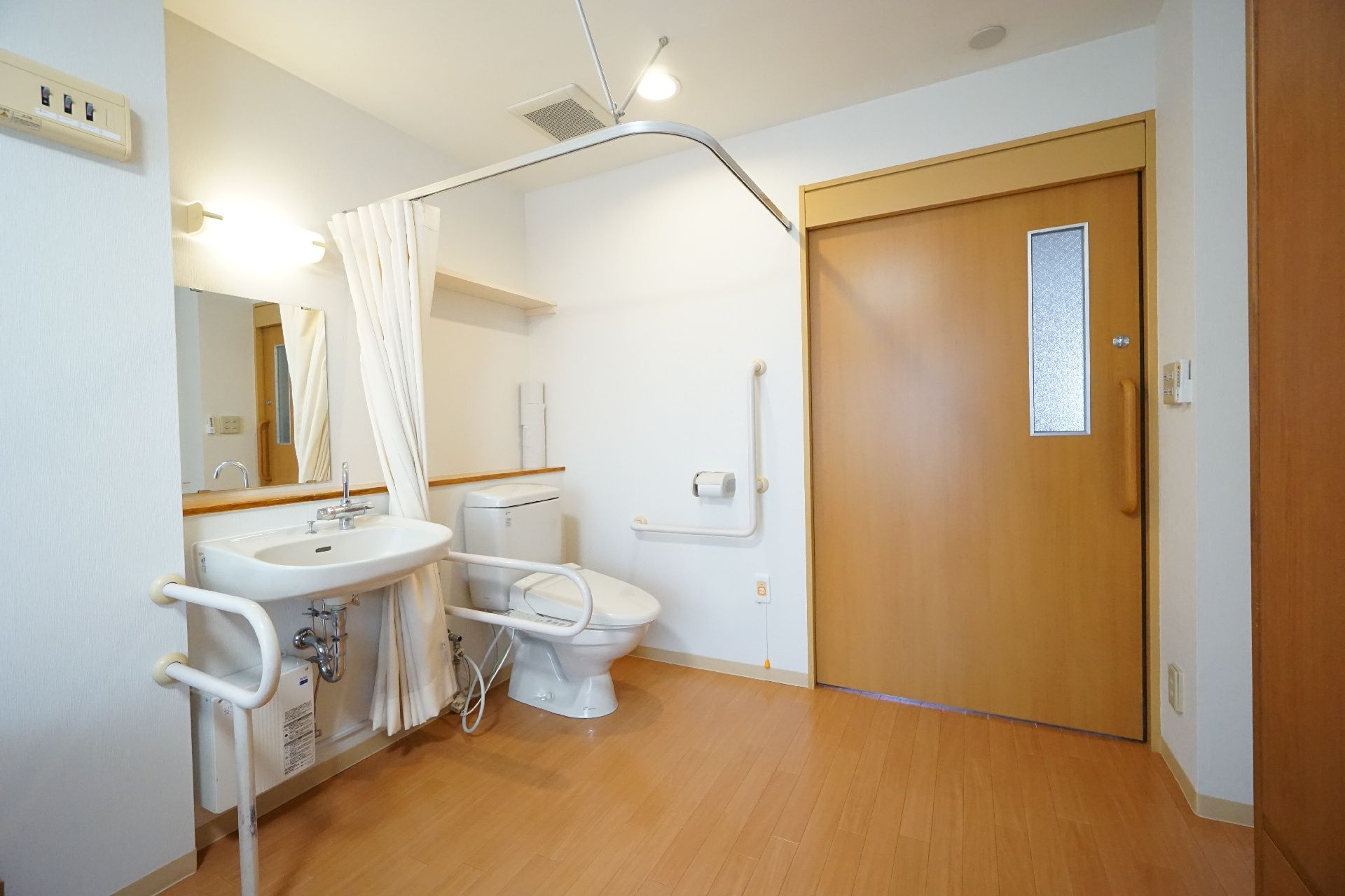 洗面台とトイレが設置された居室