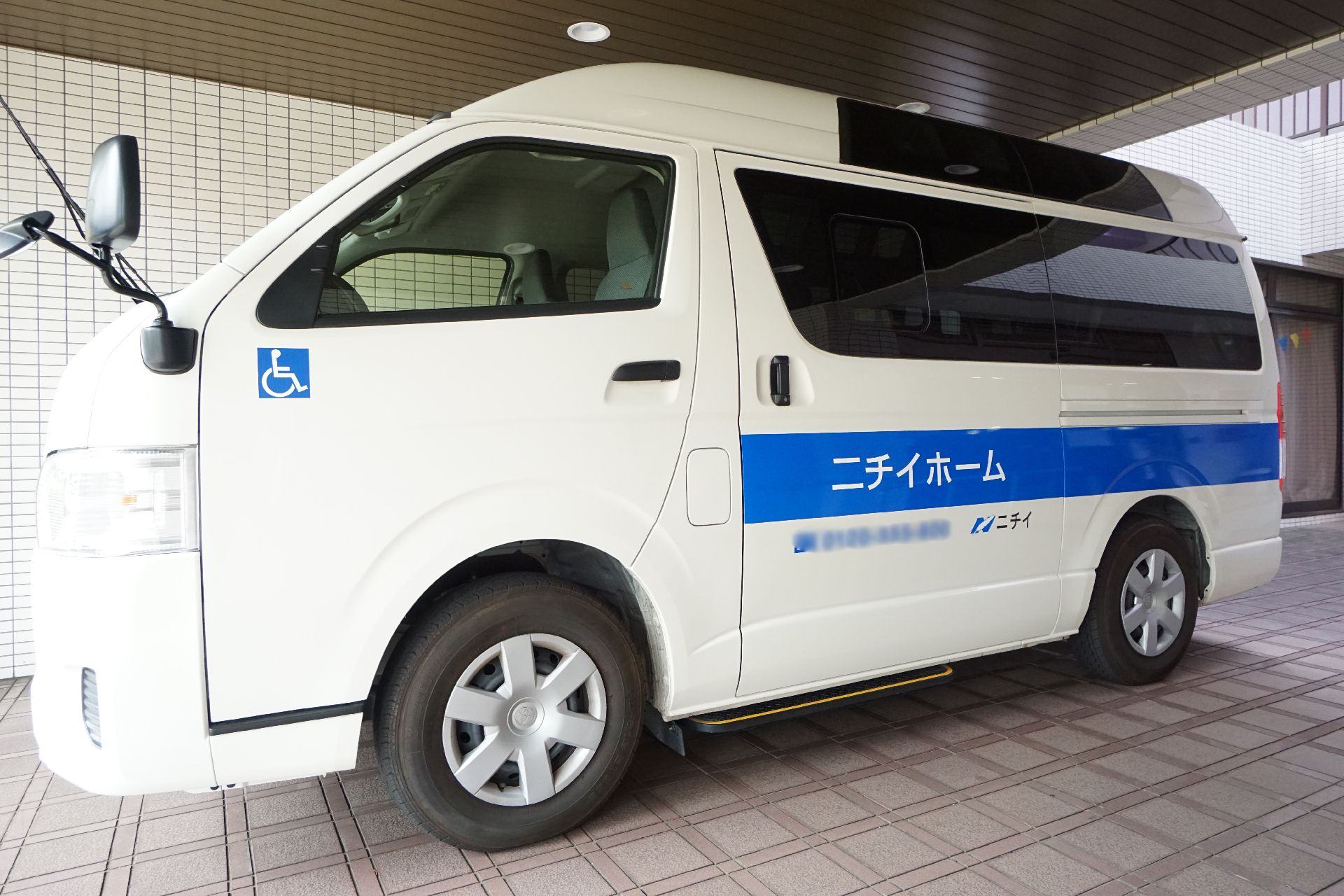 車寄せに停められた車