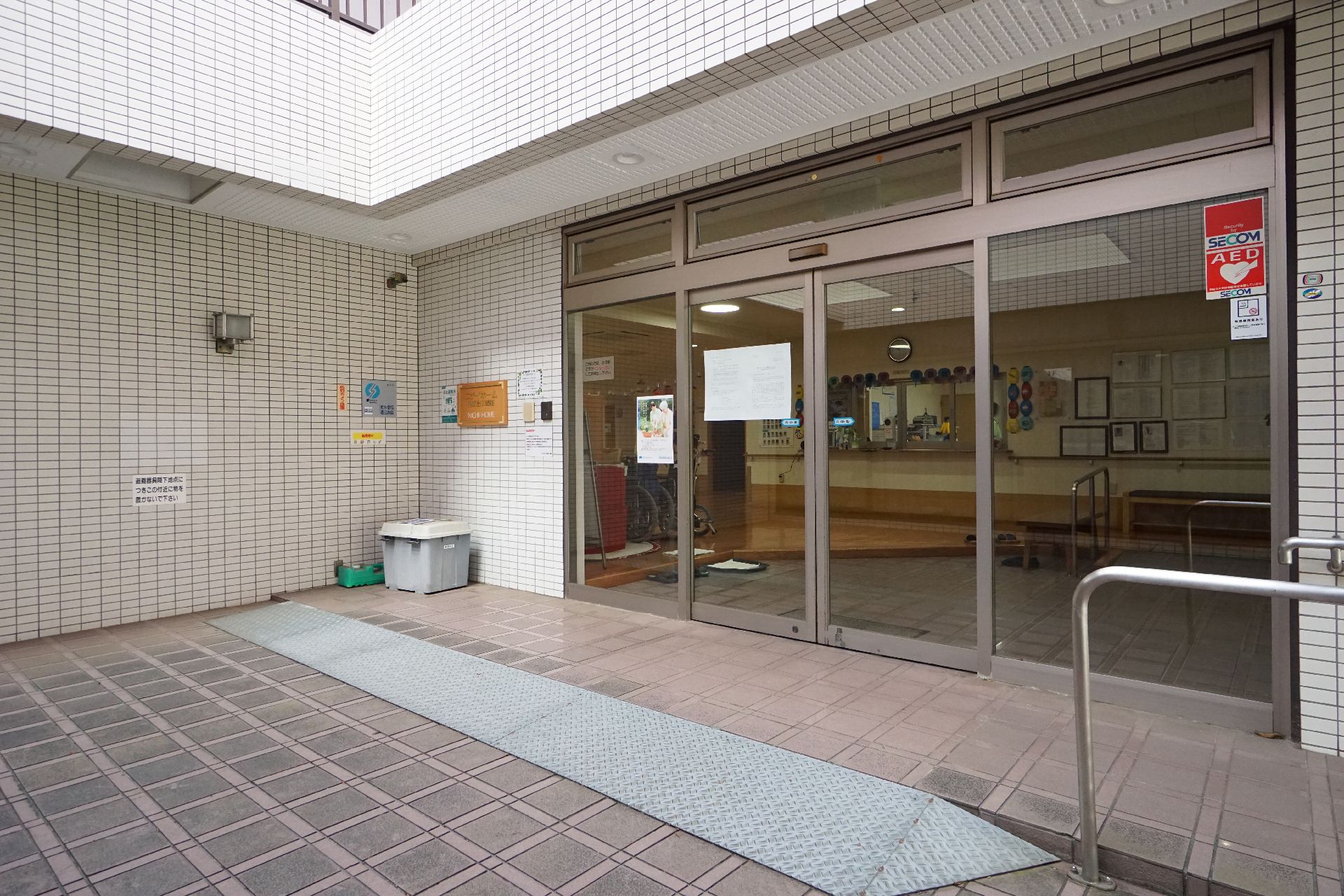 介護付き有料老人ホームの玄関入口