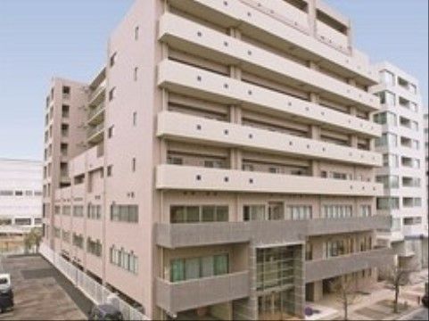 「ニチイホーム センター北」の外観。マンションのような佇まいの建物。