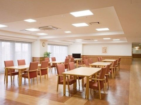「ニチイホーム センター北」のリビング＆ダイニング。大勢で交流できる食堂。