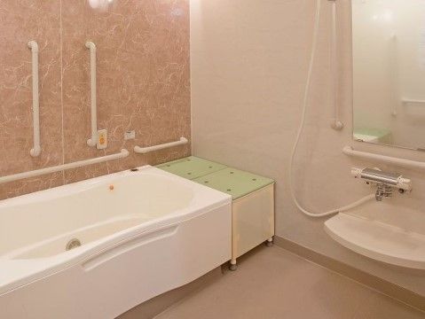 「ニチイホーム センター北」の個別浴室。手すりを設けている浴室。