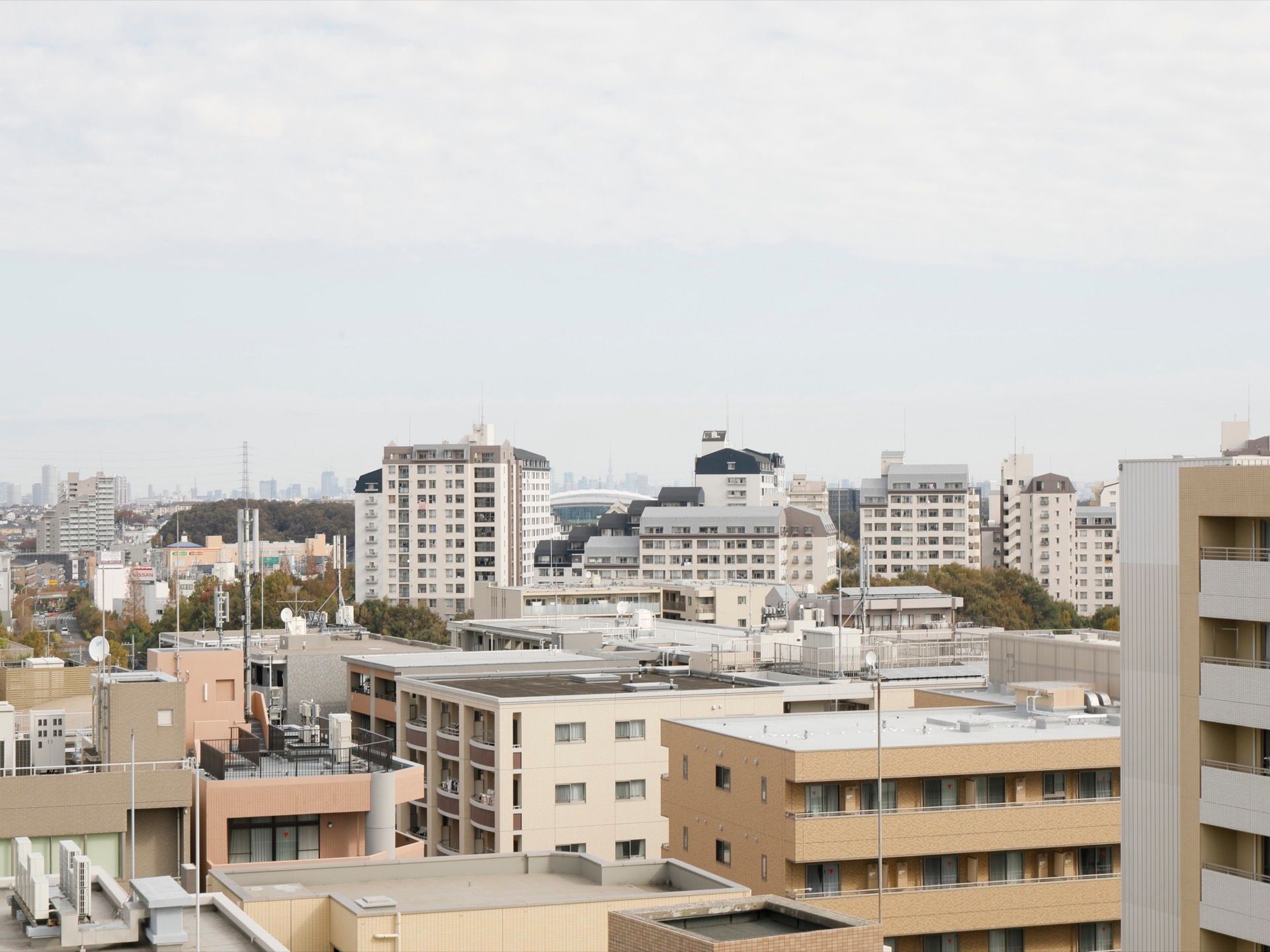 周辺にはマンションやビルがたくさん立ち並んでいる。視界を遮るような高い建造物はないので、見晴らしが良い。