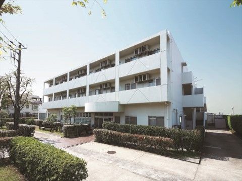 「ニチイホーム 青葉台」の外観。白を基調としたシンプルなデザインの建物。