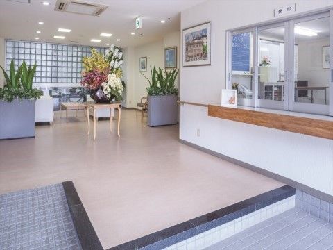 「ニチイホーム 青葉台」のエントランスホール。受付窓口を設けている。