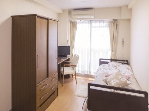 「ニチイホーム 青葉台」の居室。クローゼット完備の居室。