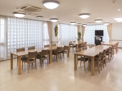 「ニチイホーム 青葉台」のリビング＆ダイニング。レクリエーションの場としても利用できる。