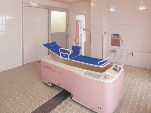 「ニチイホーム 青葉台」の特別浴室。入浴介助用の設備を整えている。