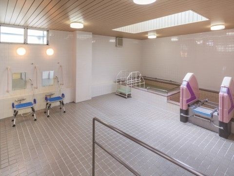 「ニチイホーム 青葉台」の一般浴室。ゆとりあるスペースを確保した浴室。