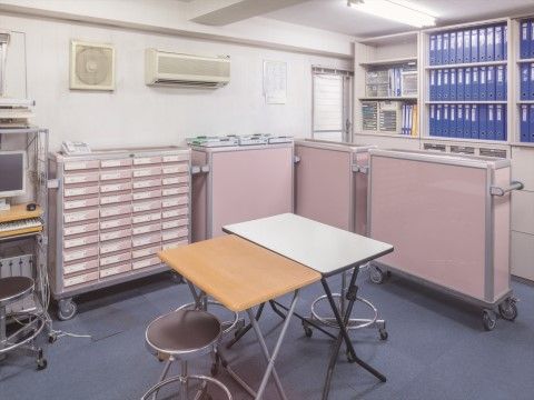 「ニチイホーム 青葉台」の健康管理室。健康管理のお手伝いをしている。