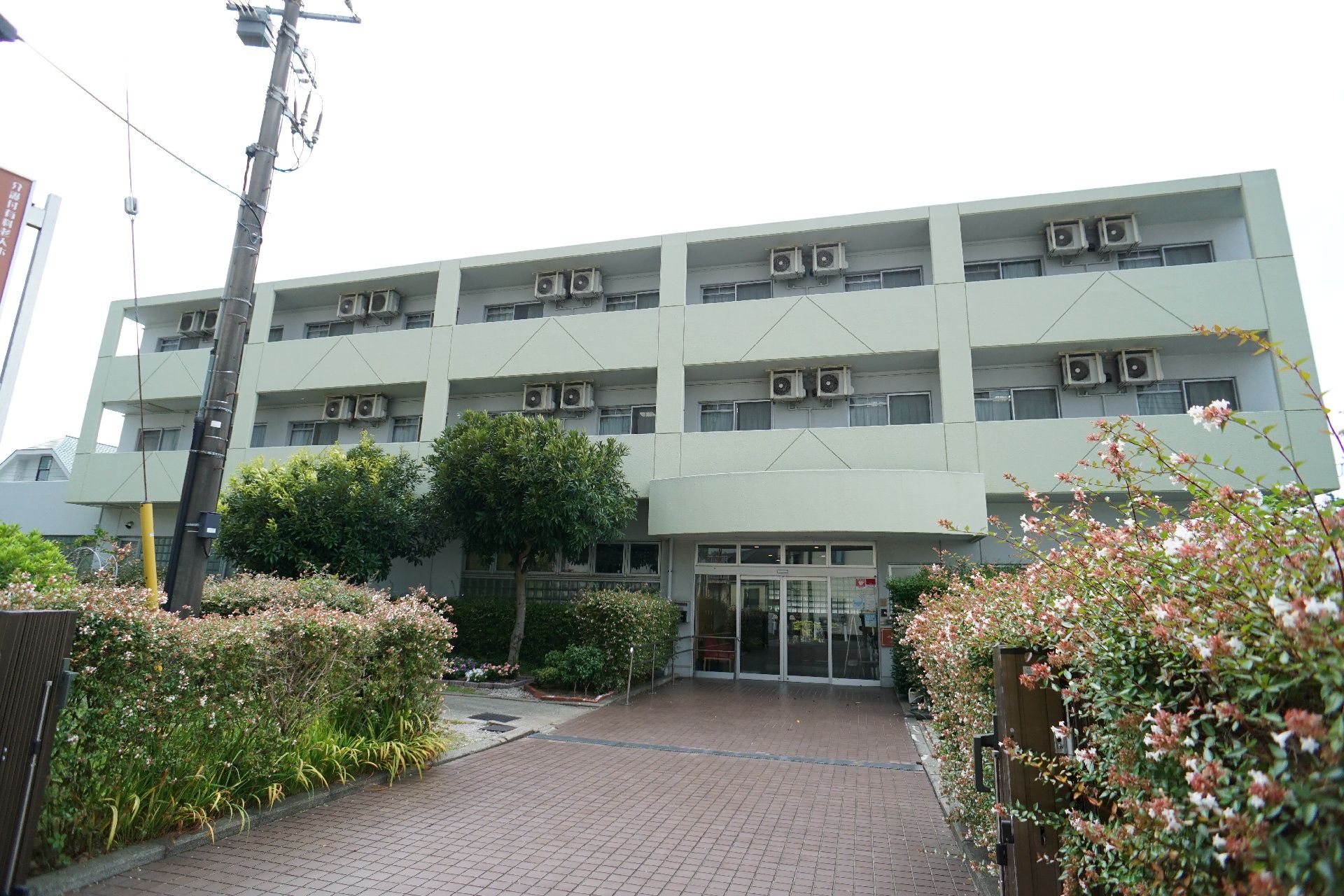 独特な色合いの外壁で、遠くからでも施設の場所がわかる施設の外観