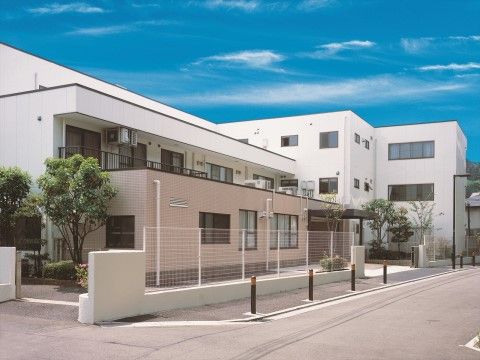 「ニチイホーム 上星川」の外観。緑を配した癒しの空間を設けている。