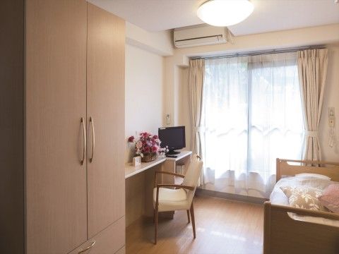 「ニチイホーム 上星川」の居室。エアコンやトイレを完備している。