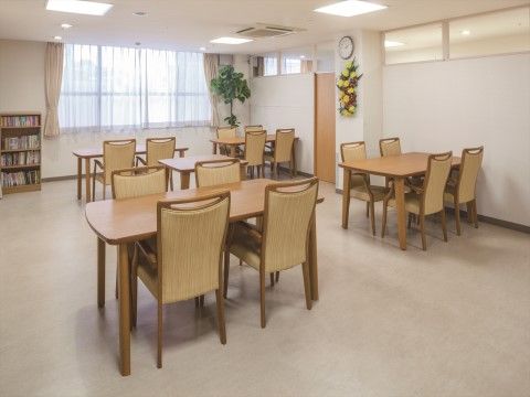 「ニチイホーム 上星川」のリビング＆ダイニング。家庭的な雰囲気の食堂。