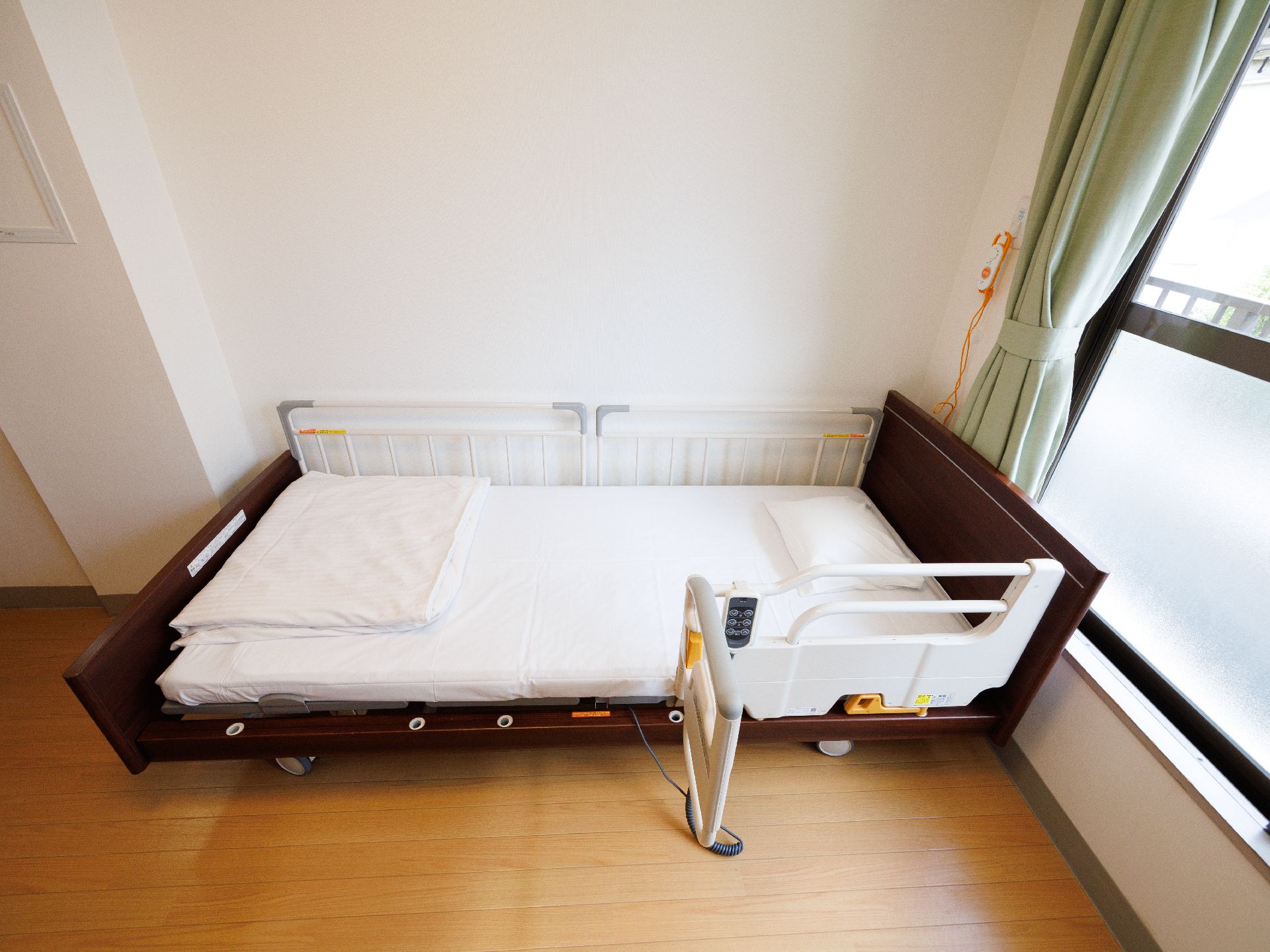 介護用電動ベッドのある居室