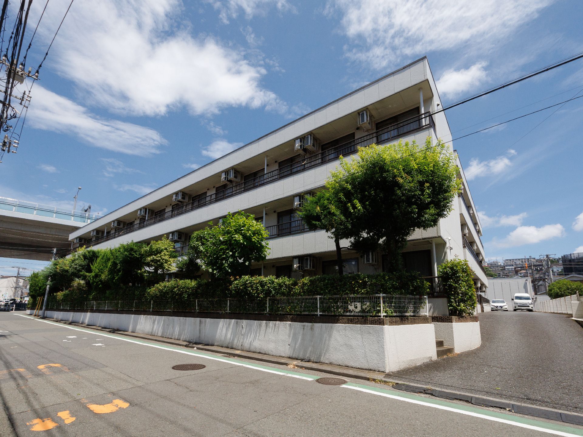 鉄骨造地上3階建の老人ホーム