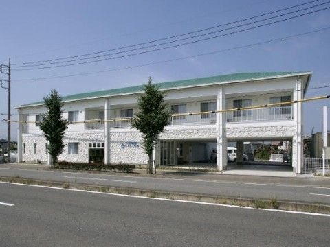 2階建ての介護付き有料老人ホームの外観