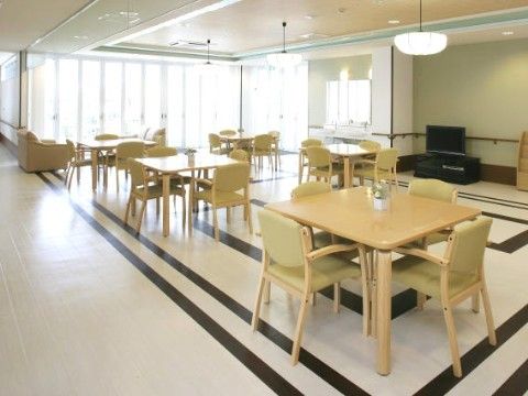 4人掛けのテーブルが設置された共有スペース