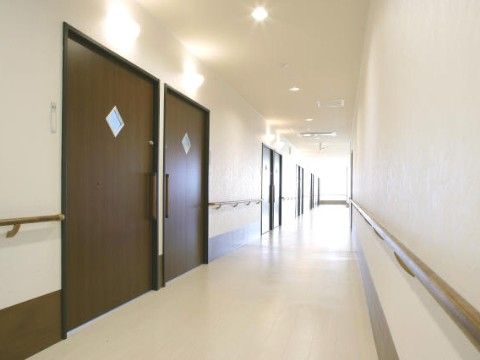 「スマイリングホーム メディス藤岡」の廊下。廊下スペースを確保するために、扉は引き戸を採用している。