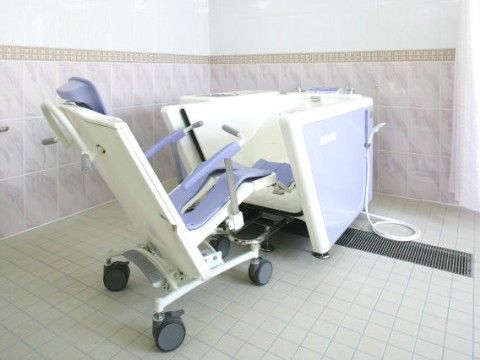 「スマイリングホーム メディス藤岡」の特殊浴室。体の不自由な方にも入浴ができるようにしている。