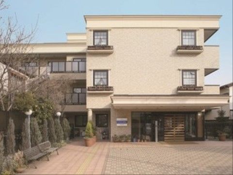 「ニチイホーム 海老名」の外観。バリアフリーの施設。