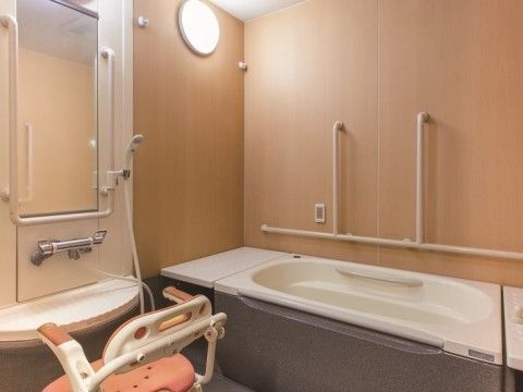 「ニチイホーム 海老名」の個別浴室。手すりを設けている。