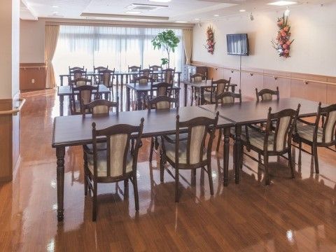 「ニチイホーム 海老名」のリビング＆ダイニング。大勢で交流できる食堂を完備している。