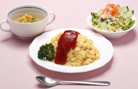 「ニチイホーム 海老名」のお食事。選べるメニューを用意している。