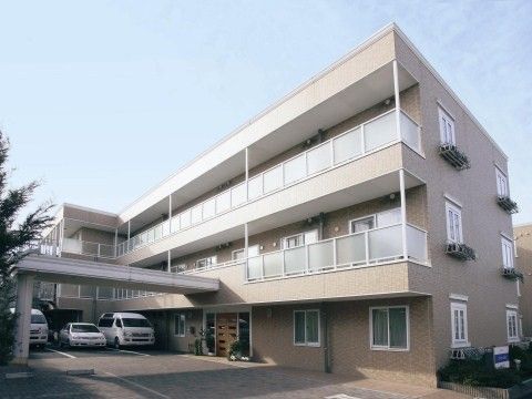 「ニチイホーム 大宮」の外観。マンションのような佇まいの施設。