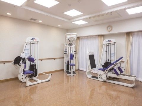 「ニチイホーム 大宮」の機能訓練室。トレーニングマシンを完備している。