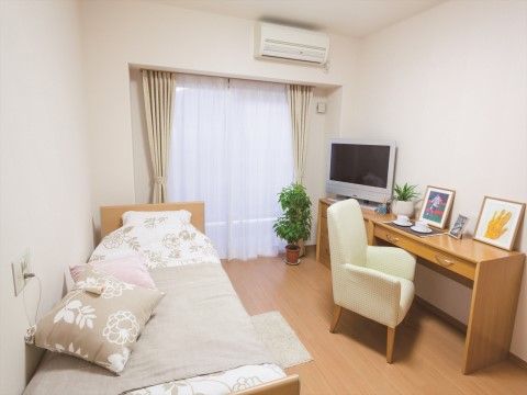 「ニチイホーム 大宮」の居室。エアコンやトイレを完備している。