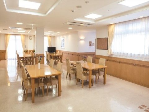 「ニチイホーム 大宮」のリビング＆ダイニング。大勢で交流できる共有スペース。