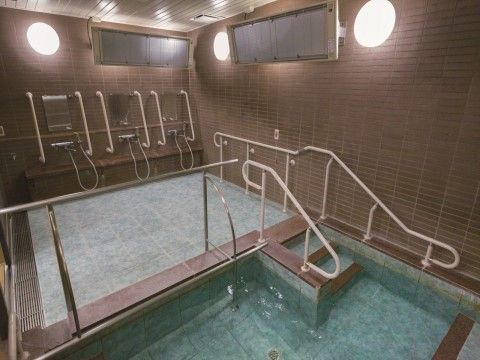 「ニチイホーム 大宮」の一般浴室。広々とした開放感のある浴室。