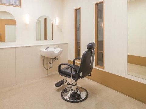 「ニチイホーム 大宮」のヘアーサロン。訪問理美容が受けられる設備を整えている。