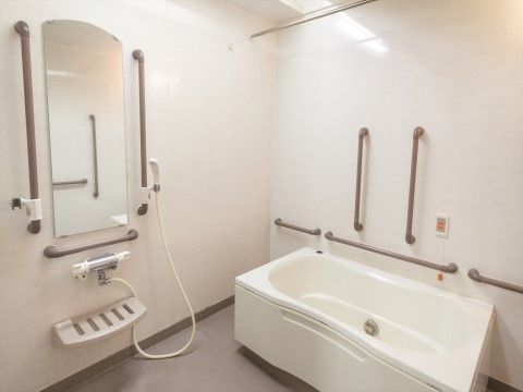「ニチイホーム 大宮」の個別浴室。清潔感のあるスペース。