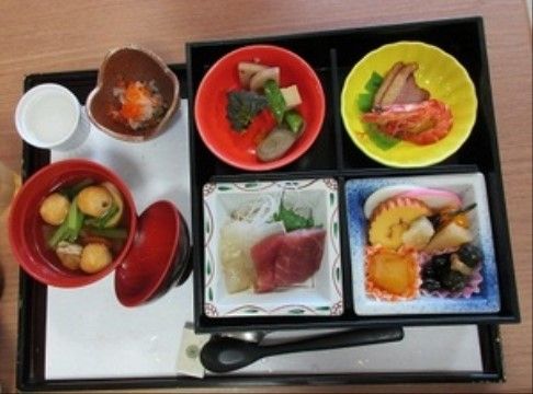 「ニチイホーム 大宮」のお食事(お楽しみメニュー)。お正月はおせち料理を提供している。