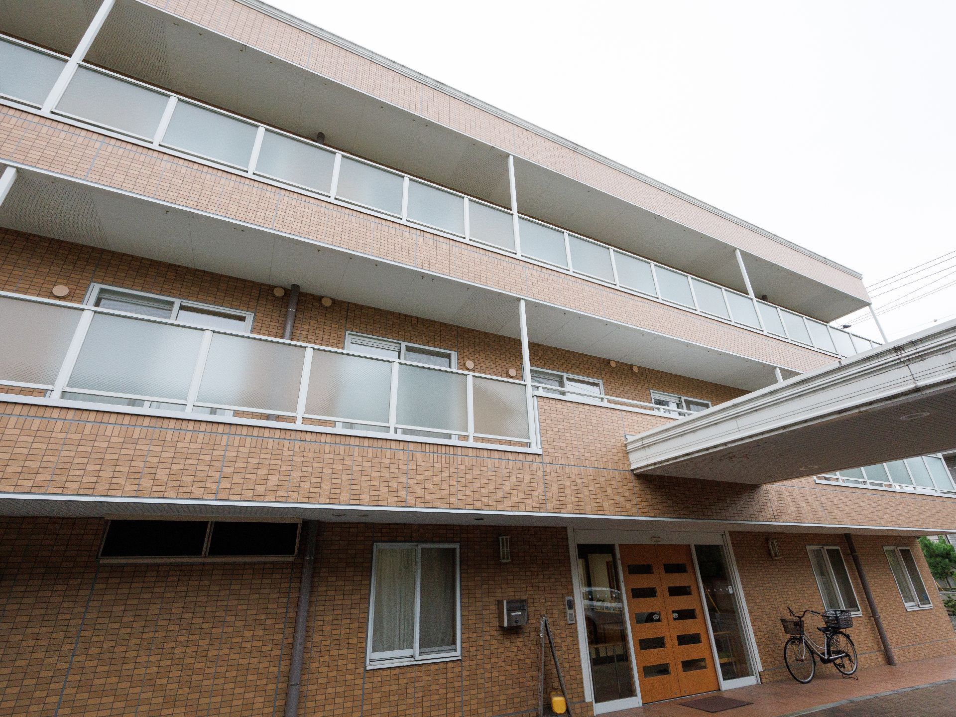 日当たりの良い3階建ての施設