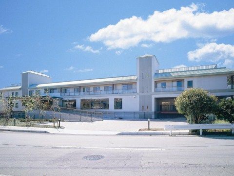 「ニチイホーム 修善寺」の外観。バリアフリー構造の施設。